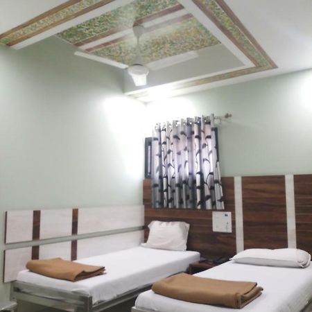 Hotel Crystal Surat Dış mekan fotoğraf