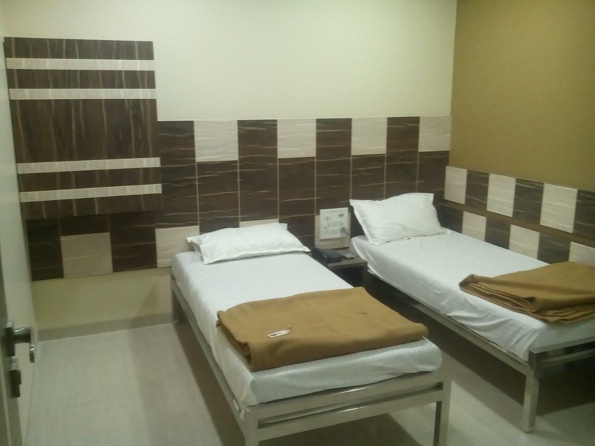 Hotel Crystal Surat Dış mekan fotoğraf